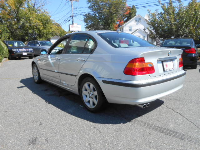 2004 BMW 3 series 2WD 4dr Heat