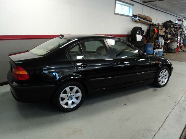 2005 BMW 3 series 2WD 4dr Heat