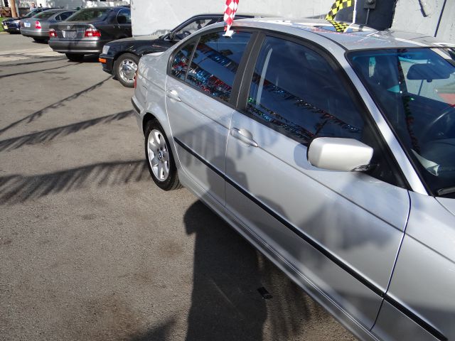 2004 BMW 3 series 2WD 4dr Heat