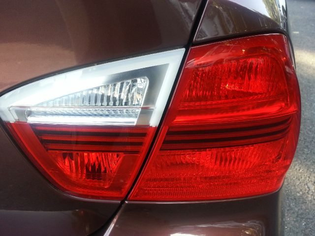 2006 BMW 3 series 2WD 4dr Heat