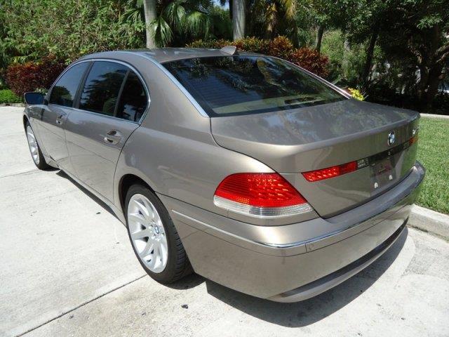 2004 BMW 7 series XLE FULL Loadedwhy PAY MORE Sedan