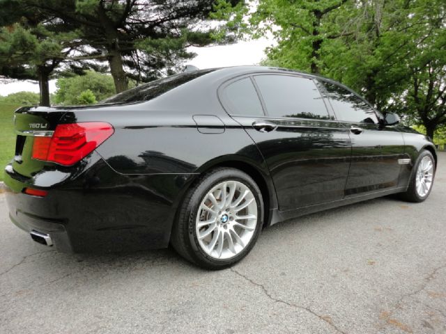 2011 BMW 7 series XLE Sedan 4D