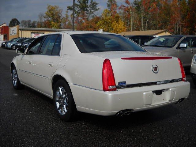 2010 Cadillac DTS XLT Pickup 4D 5 1/2 Ft