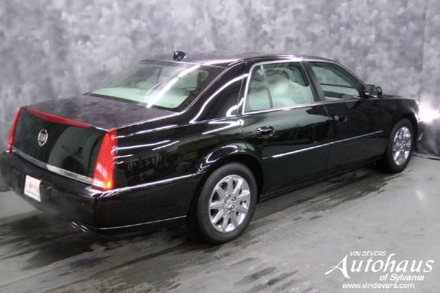 2010 Cadillac DTS 4dr Sdn XLE Auto