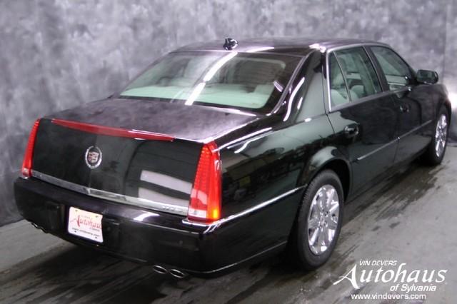 2010 Cadillac DTS 4dr Sdn XLE Auto