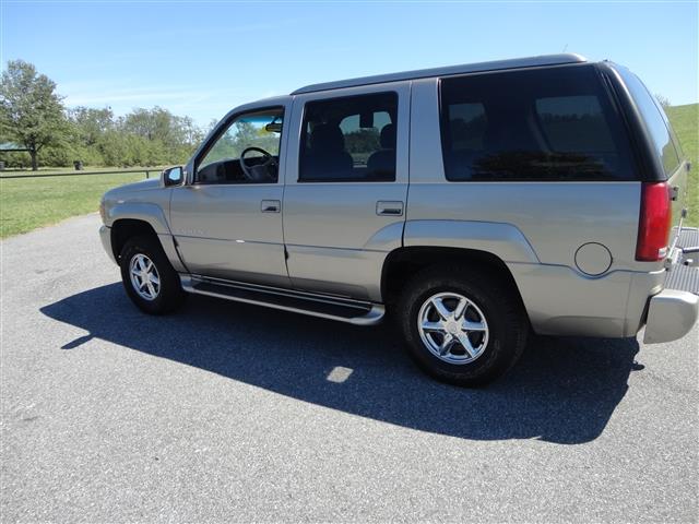 2000 Cadillac Escalade Base