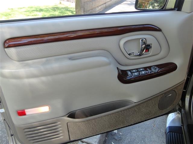 2000 Cadillac Escalade Base