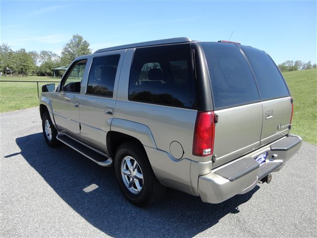 2000 Cadillac Escalade Base