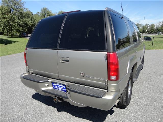 2000 Cadillac Escalade Base