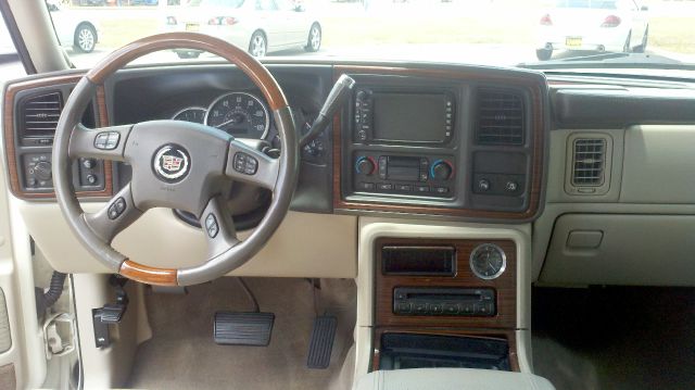 2004 Cadillac Escalade SR5 Sport Utility 4D