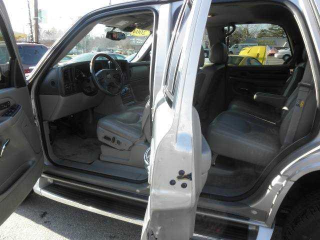 2004 Cadillac Escalade Base