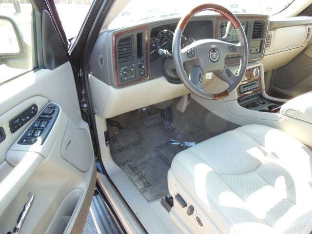 2005 Cadillac Escalade Base