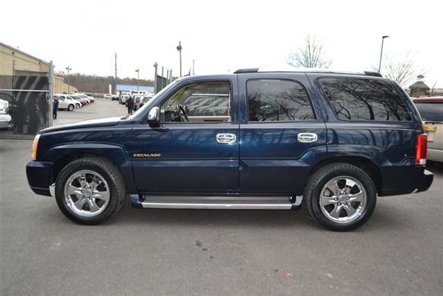 2005 Cadillac Escalade Base