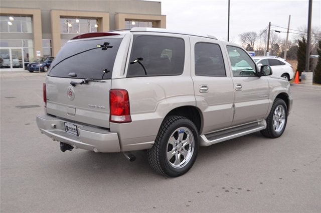 2005 Cadillac Escalade Base