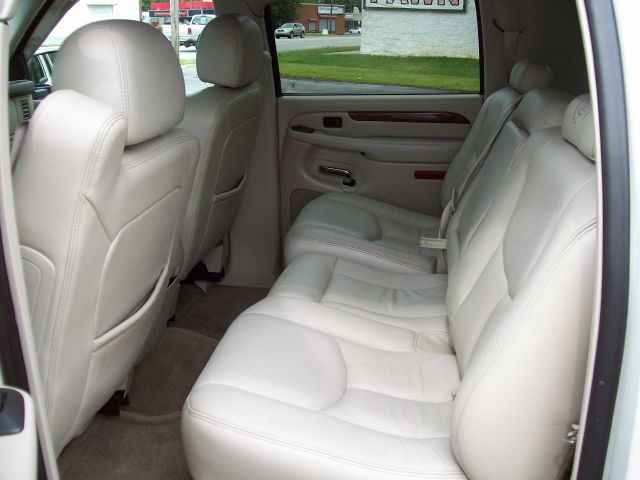 2004 Cadillac Escalade ESV SR5 Sport Utility 4D