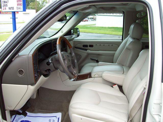 2004 Cadillac Escalade ESV SR5 Sport Utility 4D