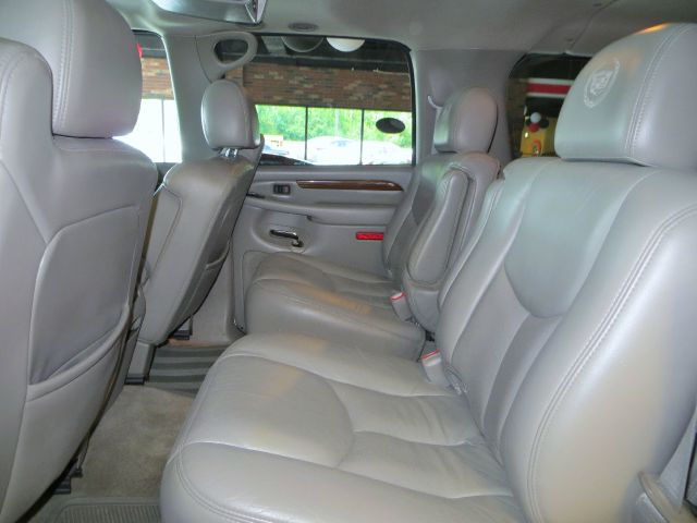 2004 Cadillac Escalade ESV 323ci