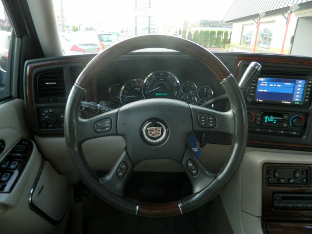 2004 Cadillac Escalade ESV 323ci