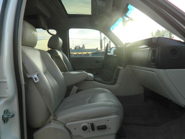 2004 Cadillac Escalade ESV 323ci