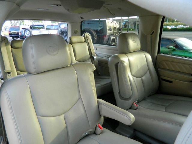 2004 Cadillac Escalade ESV 323ci