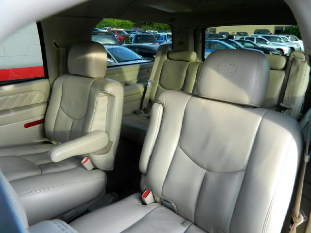 2004 Cadillac Escalade ESV 323ci