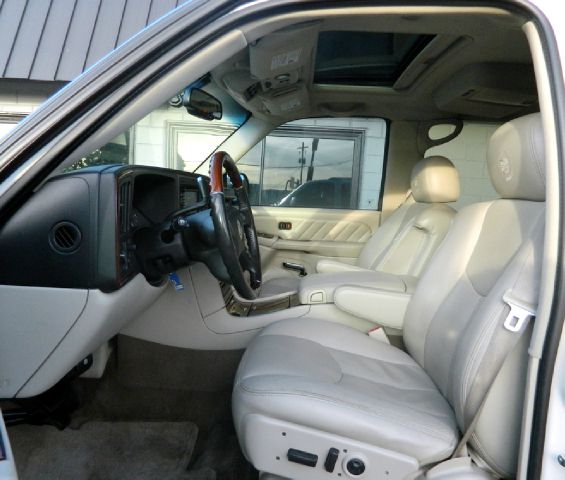 2004 Cadillac Escalade ESV 323ci