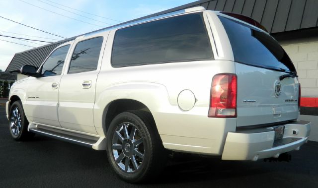 2004 Cadillac Escalade ESV 323ci