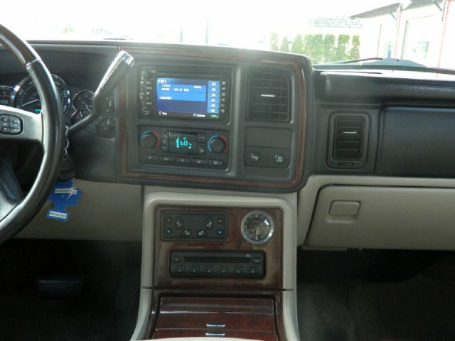 2004 Cadillac Escalade ESV 323ci