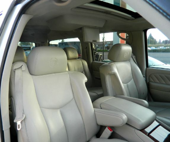 2004 Cadillac Escalade ESV 323ci