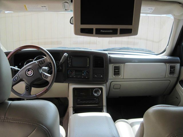 2004 Cadillac Escalade ESV SR5 Sport Utility 4D