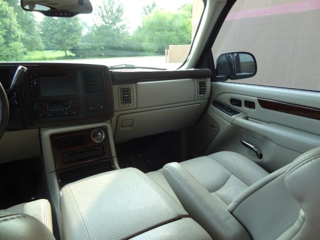 2005 Cadillac Escalade ESV 323ci