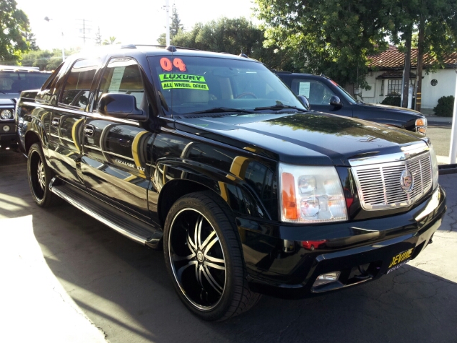 2004 Cadillac Escalade EXT Tech With Rear Entertainment