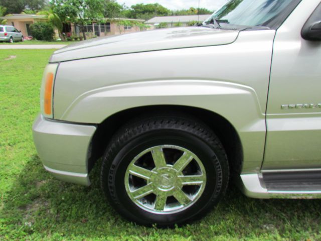 2005 Cadillac Escalade EXT Tech With Rear Entertainment