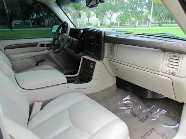 2005 Cadillac Escalade EXT Tech With Rear Entertainment