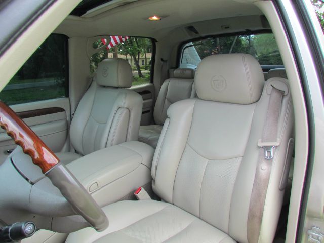 2005 Cadillac Escalade EXT Tech With Rear Entertainment