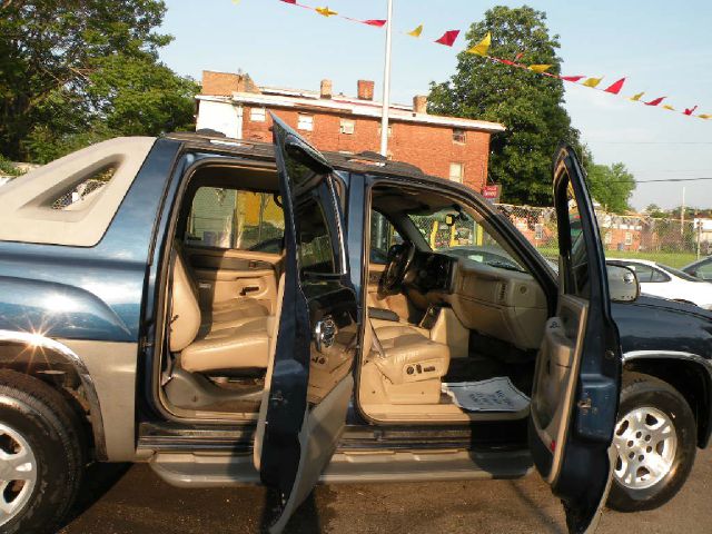 2002 Chevrolet Avalanche C350 4dr Sdn 3.5L Sport RWD Sedan