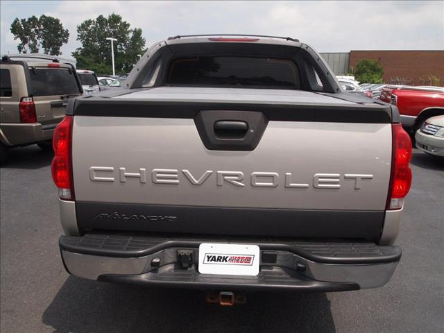 2004 Chevrolet Avalanche Base