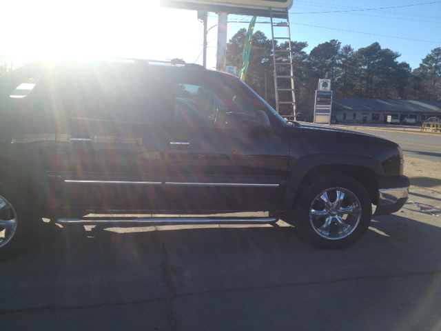 2004 Chevrolet Avalanche C350 4dr Sdn 3.5L Sport RWD Sedan