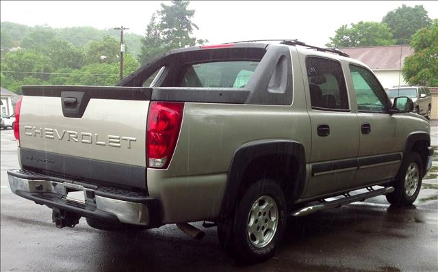 2004 Chevrolet Avalanche C350 4dr Sdn 3.5L Sport RWD Sedan