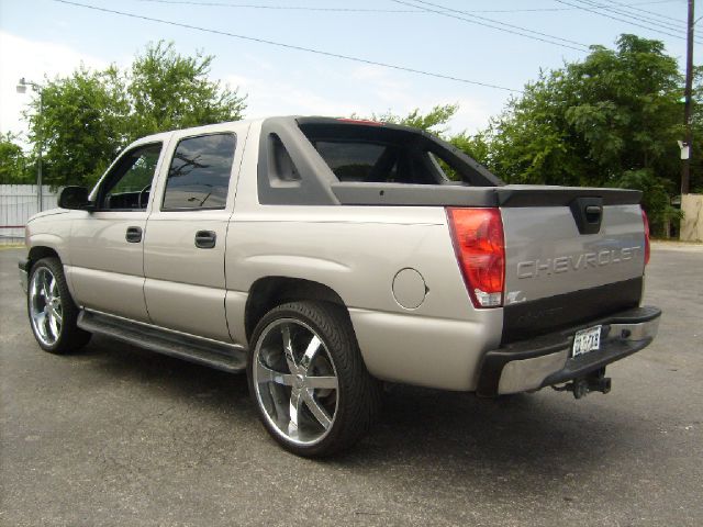 2004 Chevrolet Avalanche C350 4dr Sdn 3.5L Sport RWD Sedan