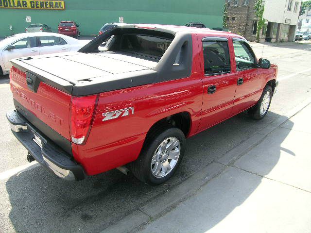 2004 Chevrolet Avalanche SLE - Sunroof DVD 3rd Seat