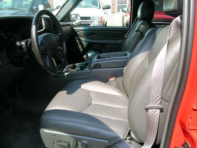 2004 Chevrolet Avalanche SLE - Sunroof DVD 3rd Seat