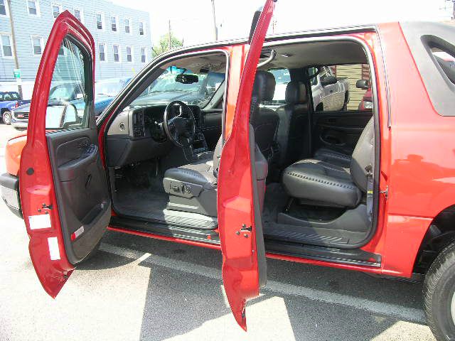 2004 Chevrolet Avalanche SLE - Sunroof DVD 3rd Seat