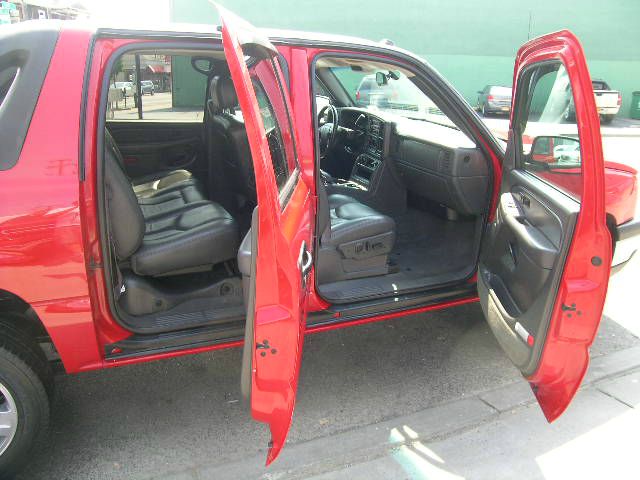 2004 Chevrolet Avalanche SLE - Sunroof DVD 3rd Seat