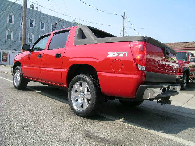 2004 Chevrolet Avalanche SLE - Sunroof DVD 3rd Seat