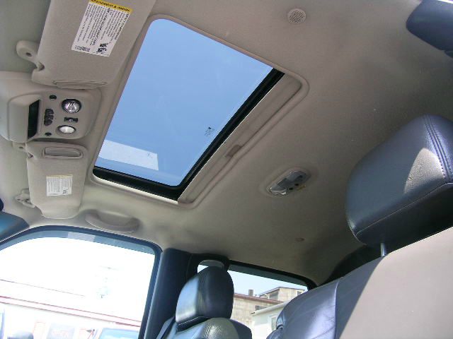 2004 Chevrolet Avalanche SLE - Sunroof DVD 3rd Seat