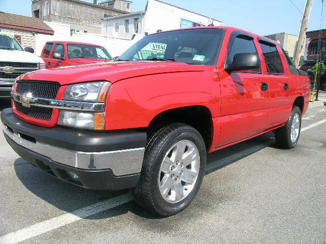 2004 Chevrolet Avalanche SLE - Sunroof DVD 3rd Seat