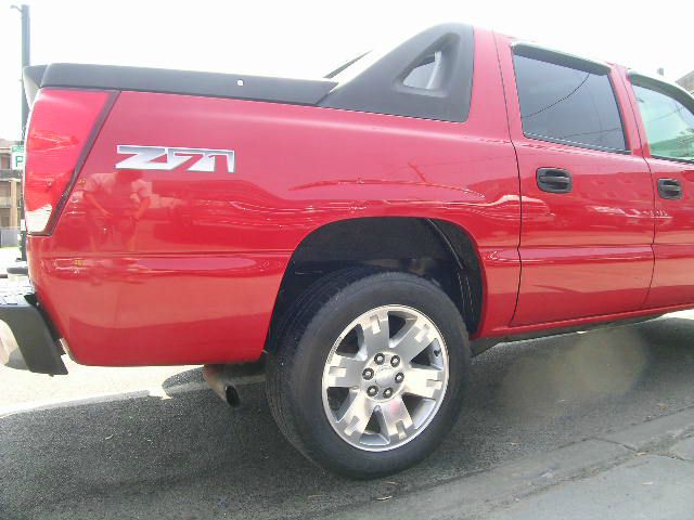 2004 Chevrolet Avalanche SLE - Sunroof DVD 3rd Seat