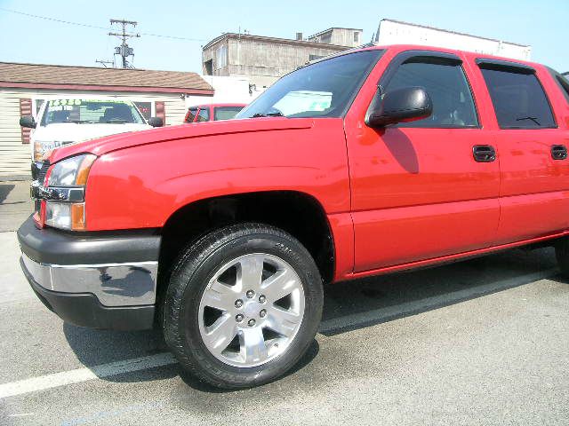 2004 Chevrolet Avalanche SLE - Sunroof DVD 3rd Seat