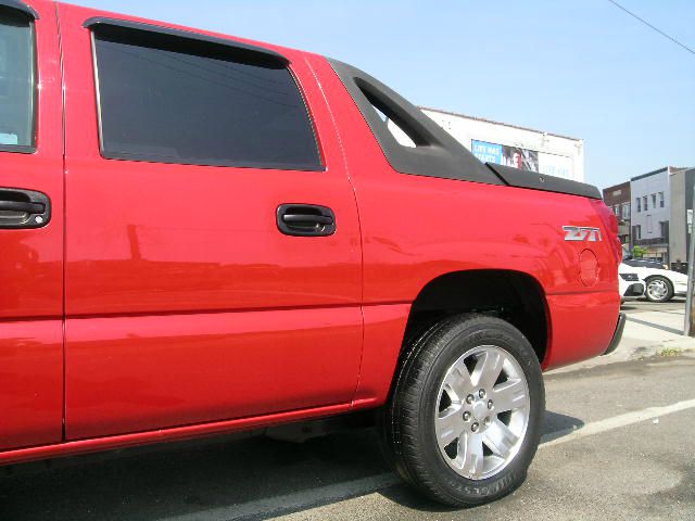 2004 Chevrolet Avalanche SLE - Sunroof DVD 3rd Seat